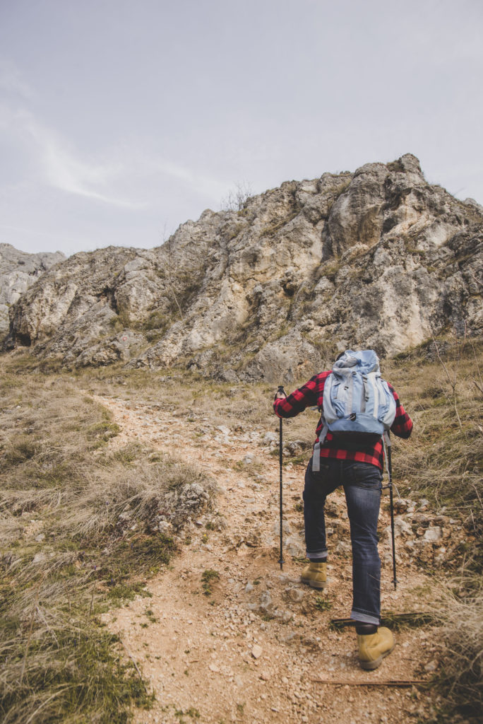 Professionnel marchant seul en montagne, incarnant le cheminement intérieur proposé par la Rando-Formation